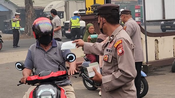 Pekatnya Kabut Asap Akibat Kebakaran Lahan Polsek Pontianak Utara Bagikan Masker Kepada Masyarakat