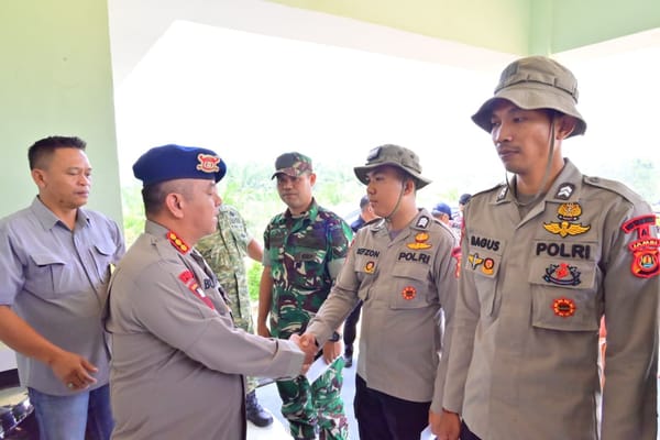 Peduli di Tengah Penanganan Karhutla, Brimob Polda Jambi Berikan Perhatian kepada Satgas dan Warga
