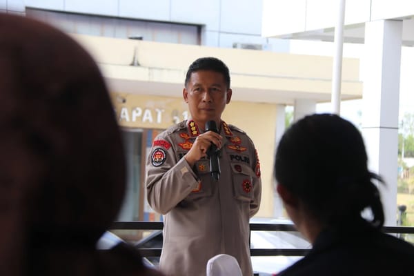 Kurangi Debu dan Dampak Karhutla, Samapta Polda Kaltara Lakukan Penyiraman Jalan