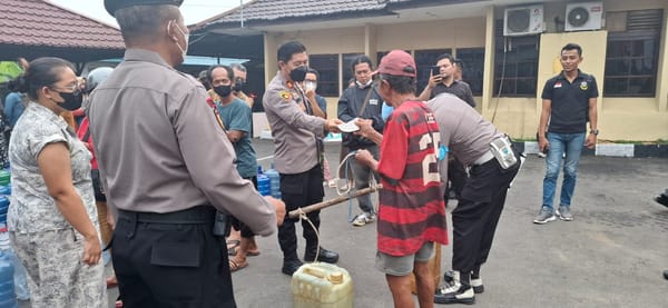 Bersama kita Hadir dan peduli untuk Masyarakat, Polresta Pontianak Salurkan Air Bersih dampak Karhutla dan Kekeringan