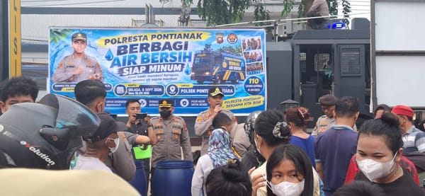 Bersama kita Hadir dan peduli untuk Masyarakat, Polresta Pontianak Salurkan Air Bersih dampak Karhutla dan Kekeringan