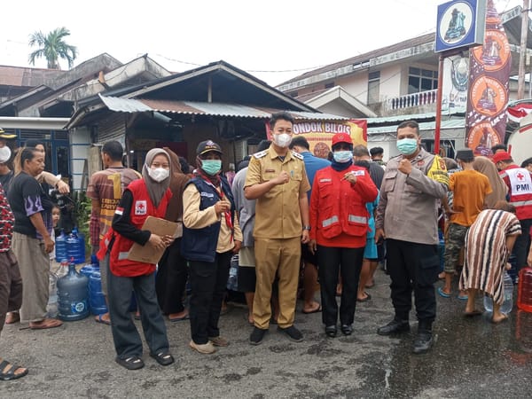 Bhabinkamtibmas Tambelan Sampit Bersama PMI Salurkan 5.000 Liter Air Konsumsi kepada Warga