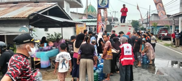 Bhabinkamtibmas Tambelan Sampit Bersama PMI Salurkan 5.000 Liter Air Konsumsi kepada Warga