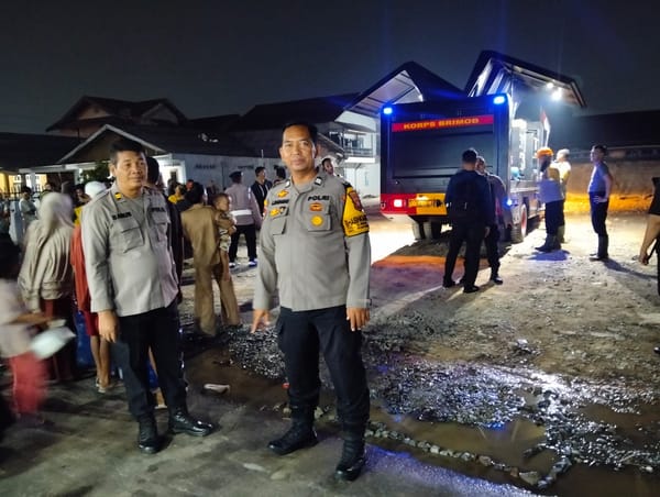 Pembagian Air Bersih Water treatment Brimob Polda Kalbar, Polsek Pontianak Barat ikut Amankan Kegiatan.