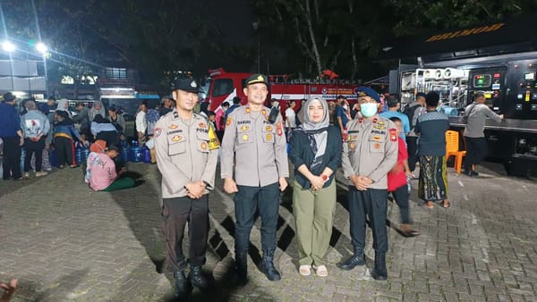Pembagian Air Bersih Water treatment Brimob Polda Kalbar, Polsek Pontianak Barat ikut Amankan Kegiatan.