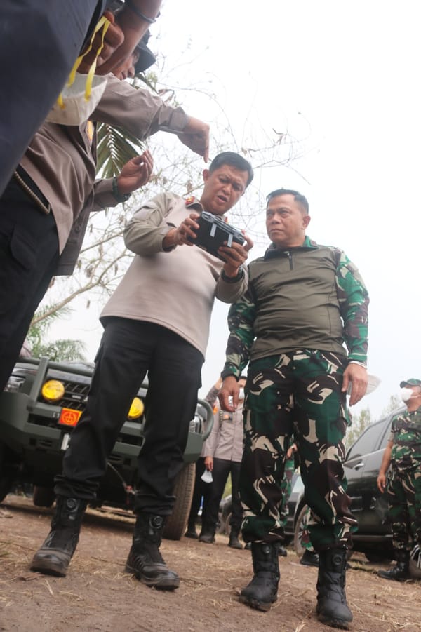 Cek Karhutla Bersama Pangdam, Kapolda Kalteng Kerahkan Helikopter Water Bombing Padamkan titik Api di Km 23 Palangka Raya