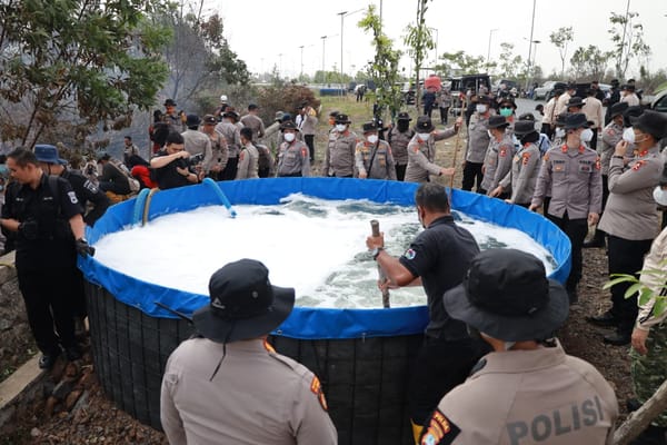 Sigap Hadapi Karhutla, Peserta Didik Polri Terjun Langsung Padamkan Titik Api di Banjarbaru