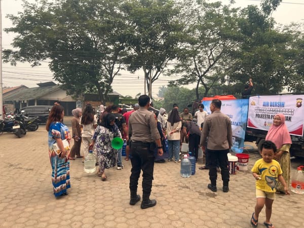 Pendistribusian Air Bersih untuk Warga di Jalan Karet, Polsek Pontianak Barat Amankan Kegiatan.