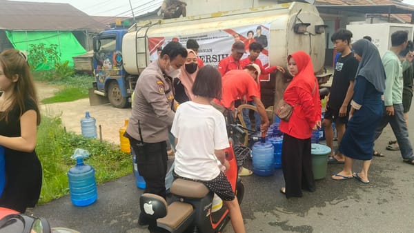 Bhabinkamtibmas Parit Mayor Monitoring Pembagian Air Bersih untuk Warga