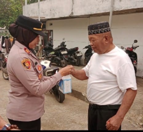 Polsek Pontianak Selatan Bagikan 150 Masker, Peduli Kesehatan Warga di Tengah Kabut Asap.