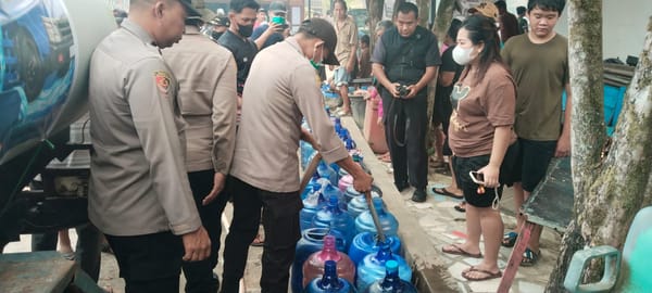 Hadir di Tengah Krisis: Polda Kalbar Gelar Bakti Kesehatan dan Salurkan Air Bersih Bagi Warga