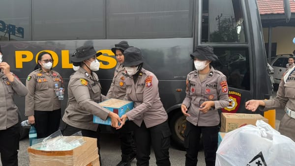 Wujud Kepedulian, Polwan Polda Kalteng Sambangi Personel Satgas Karhutla