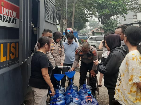 Polresta Pontianak Terus Salurkan Air Bersih Siap Konsumsi untuk Warga dampak kemarau panjang