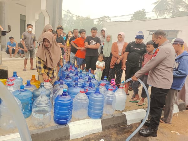 Sat Binmas Polresta Pontianak Bersama Pelindo Bagikan Air Bersih untuk Warga Terdampak Kekeringan