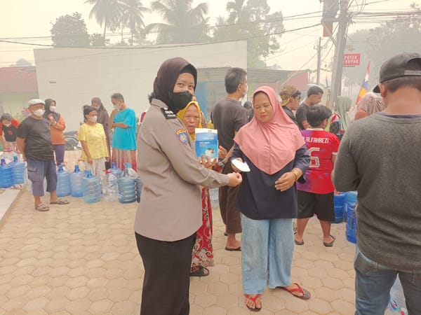 Sat Binmas Polresta Pontianak Bersama Pelindo Bagikan Air Bersih untuk Warga Terdampak Kekeringan