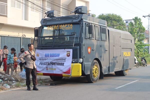 Mobil Water Cannon Sat Samapta Jadi Andalan Misi Kemanusiaan di Tengah Krisis Air Bersih