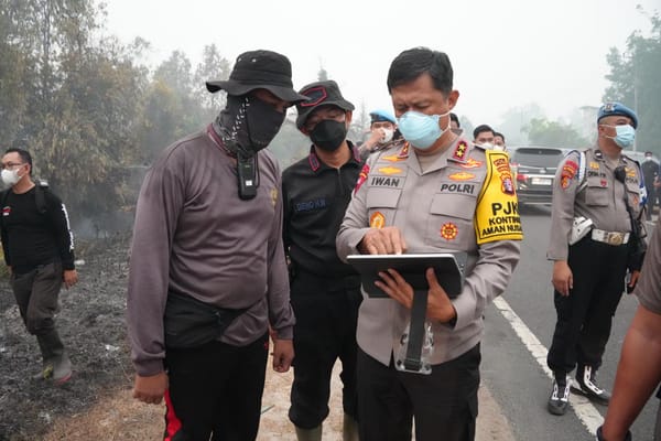 Pantau Karhutla di Bukit Rawi Bersama Gubernur dan Pangdam, Kapolda Kalteng Pastikan Ketersediaan Sumur Bor