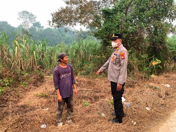 Pimpin Patroli, Wakapolsek Pontianak Barat laksanakan Himbauan Karhutla dan Kamtibmas kepada Warga.