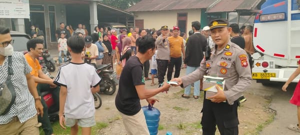 Peduli Masyarakat Terdampak Kemarau dan Kabut Asap, Kapolsek Pontianak Timur Bagikan Air Bersih dan Masker