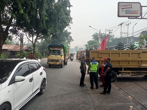 Minimalisir Kemacetan Unit Lantas Polsek Pontianak Utara Tertibkan Truk Pengantri BBM Disejumlah SPBU