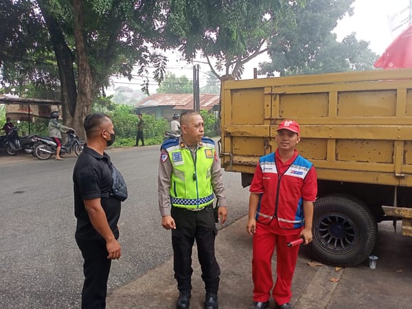 Minimalisir Kemacetan Unit Lantas Polsek Pontianak Utara Tertibkan Truk Pengantri BBM Disejumlah SPBU