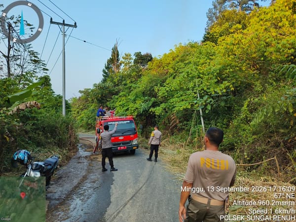 Polsek Sungai Penuh Bersama Damkar Padamkan Karhutla Seluas 0,5 Hektare di Ulu Air
