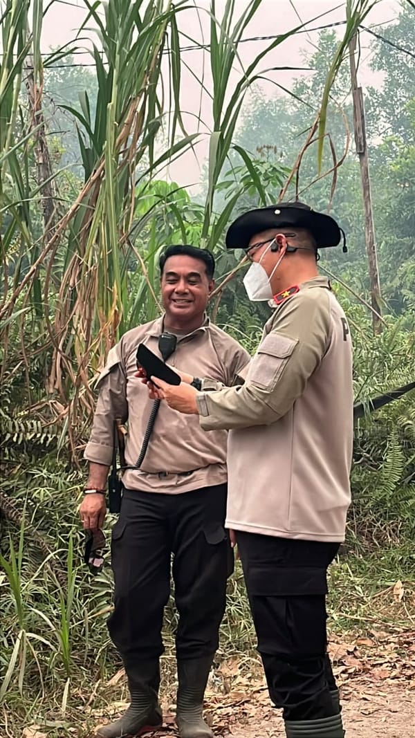 Turun Langsung Padamkan Api, Dirsamapta Bersama Personel Ditsamapta Sigap Hadapi Karhutla