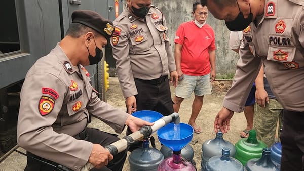 Polresta Pontianak Salurkan 5.000 Liter Air Bersih Siap Konsumsi untuk Warga Pontianak Utara