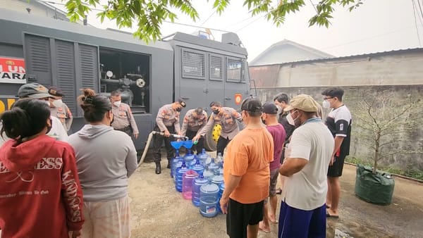 Polresta Pontianak Salurkan 5.000 Liter Air Bersih Siap Konsumsi untuk Warga Pontianak Utara