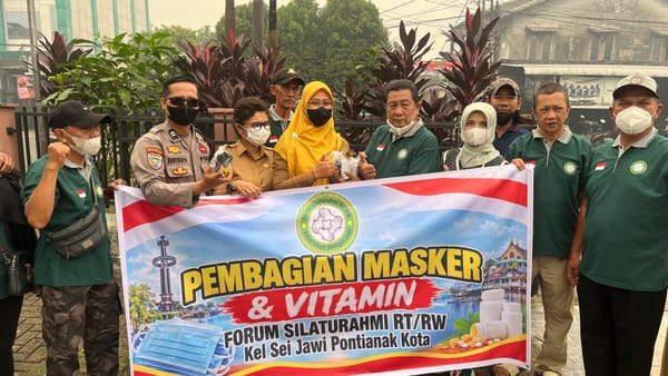 Antisipasi Kabut Asap, Polsek Pontianak Kota Bagikan 200 Paket Masker dan Vitamin