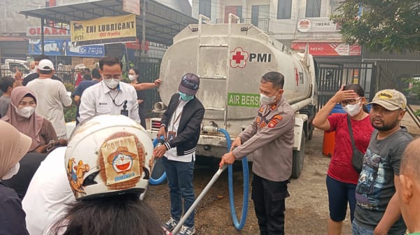 Musim Kemarau, Polresta Pontianak dan Pelindo Salurkan 5.000 Liter Air Minum untuk Warga Purnama