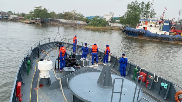 GELOMBANG KURANG BERSAHABAT, KAPAL POLRI TETAP SISIR LAUT BERSAMA TIM SAR CARI KORBAN KM VIRGO TRANSPORT 8