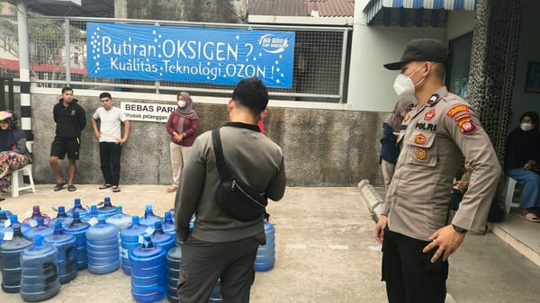Di Tengah Kemarau Panjang, Patroli Enggang Polsek Pontianak Kota Monitoring Antrean Depot Air Minum “Biru”