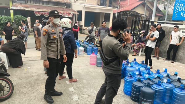 Di Tengah Kemarau Panjang, Patroli Enggang Polsek Pontianak Kota Monitoring Antrean Depot Air Minum “Biru”