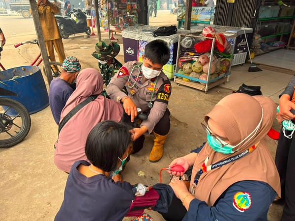 PERSONEL SATBRIMOB POLDA BALI BKO POLDA KALBAR GELAR PEMERIKSAAN KESEHATAN GRATIS BAGI MASYARAKAT TELUK BATANG
