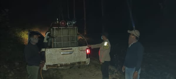 Karhutla Melanda Desa Sipintun, Polsek Pauh dan PT ALN Turun Tangan Padamkan Api
