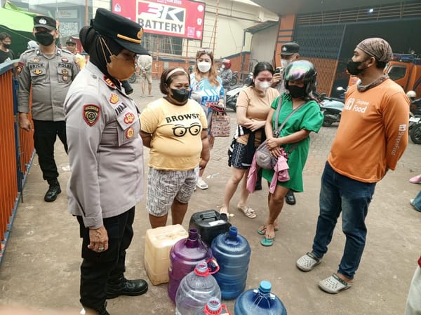 Polresta Pontianak Bersama Damkar Panca Bhakti Bagikan Air Bersih Siap Konsumsi kepada Masyarakat