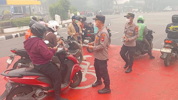 Satbinmas Polresta Pontianak Bagikan Masker kepada Masyarakat di Simpang Lampu Merah