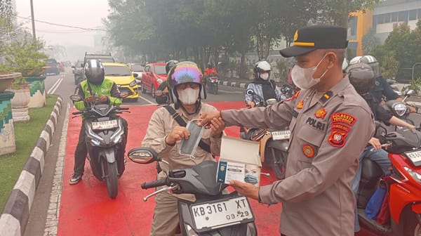 Satbinmas Polresta Pontianak Bagikan Masker kepada Masyarakat di Simpang Lampu Merah