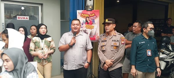 Polsek Pontianak Barat Bersama FIF Group Bagikan Air Bersih dan Masker Gratis untuk Warga.