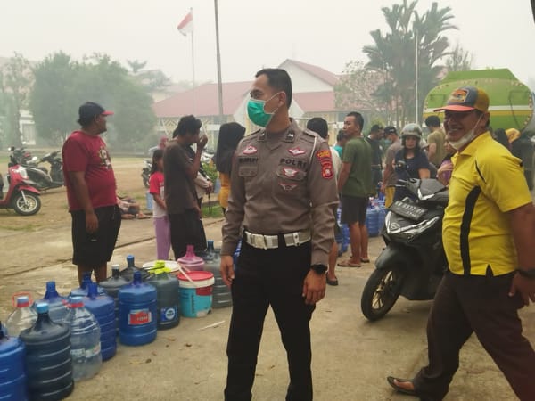 Polsek Pontianak Kota Salurkan Air Bersih di SMK Negeri  1 Pontianak.