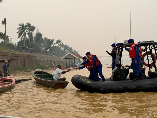 Peduli Dampak Kabut Asap, Ditpolairud Polda Jambi Sambangi Warga dan Bagikan Masker serta Sembako