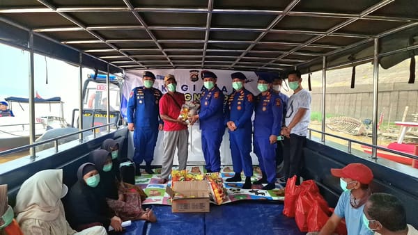 Ditpolairud Polda Jambi Sambangi Warga, Bagikan Masker dan Sembako di Tengah Kabut Asap