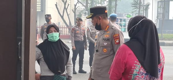 Polsek Pelabuhan Dwikora Salurkan Air Bersih, Masker dan Layanan Kesehatan Gratis