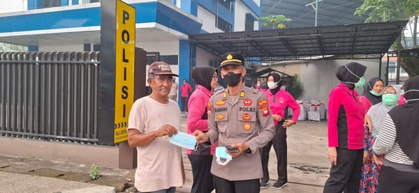 Polsek Pelabuhan Dwikora Salurkan Air Bersih, Masker dan Layanan Kesehatan Gratis