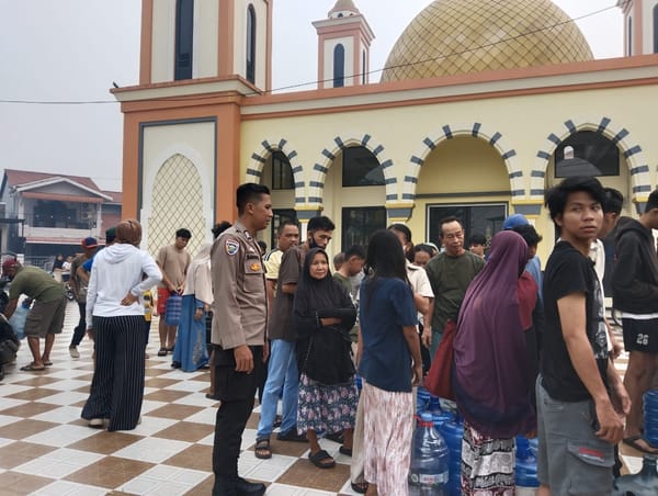 BHABINKAMTIBMAS SAIGON MONITORING PEMBAGIAN 8.000 LITER AIR BERSIH KEPADA WARGA