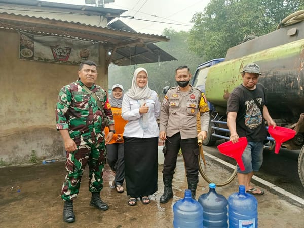 Tiga Pilar Kelurahan Sungai Jawi Salurkan Air Bersih kepada Warga di Tengah Musim Kemarau