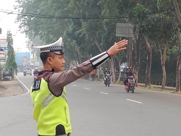 Pelayanan Pagi Hari, Unit Lantas Polsek Pontianak Kota Atur Arus Kendaraan di Persimpangan