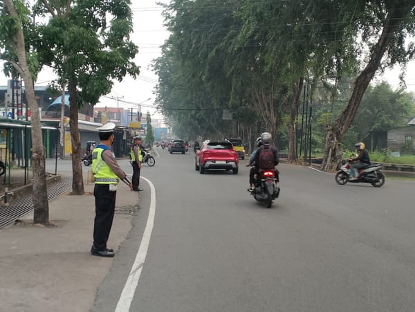 Pelayanan Pagi Hari, Unit Lantas Polsek Pontianak Kota Atur Arus Kendaraan di Persimpangan