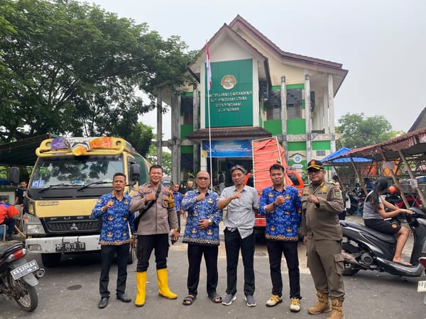 Bhabinkamtibmas Siantan Hulu Bantu Salurkan Air Bersih Dihalaman Kantor Lurah Siantan Hulu